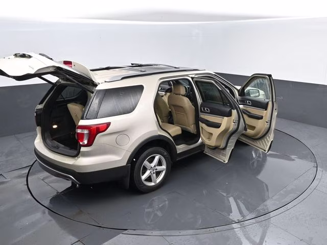 2017 White Gold Metallic Ford Explorer XLT 4X4 SUV