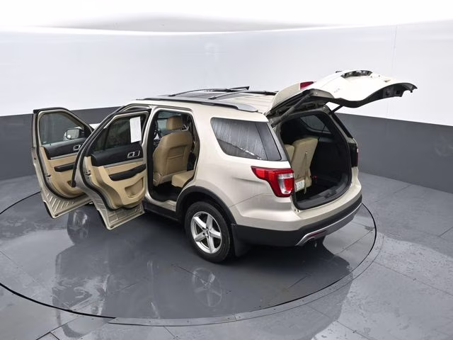 2017 White Gold Metallic Ford Explorer XLT 4X4 SUV