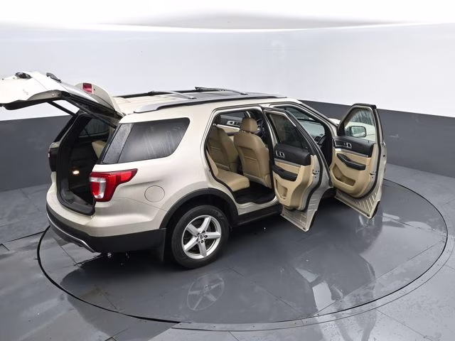 2017 White Gold Metallic Ford Explorer XLT 4X4 SUV