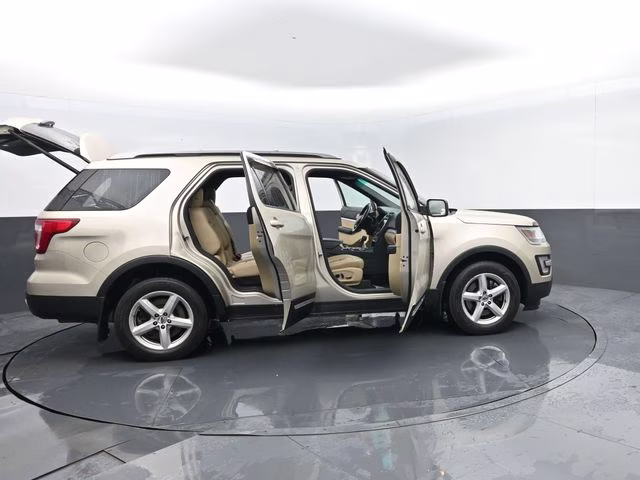 2017 White Gold Metallic Ford Explorer XLT 4X4 SUV