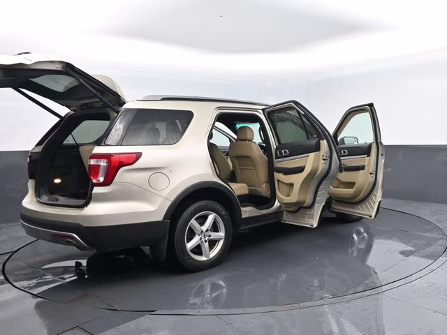 2017 White Gold Metallic Ford Explorer XLT 4X4 SUV