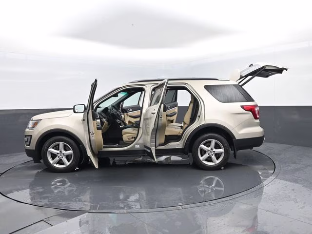 2017 White Gold Metallic Ford Explorer XLT 4X4 SUV