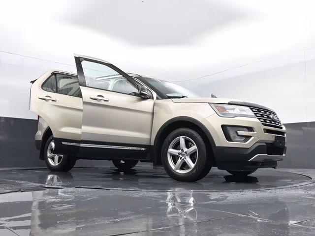 2017 White Gold Metallic Ford Explorer XLT 4X4 SUV