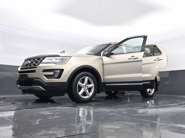 2017 White Gold Metallic Ford Explorer XLT 4X4 SUV