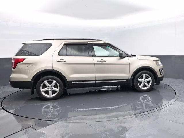 2017 White Gold Metallic Ford Explorer XLT 4X4 SUV