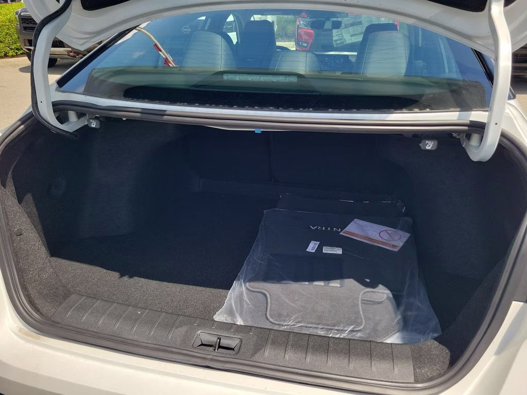 2026 Aspen White/Super Black Nissan Sentra SR FWD Sedan