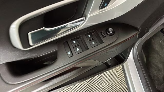 2015 Silver Ice Metallic Chevrolet Equinox LT FWD SUV