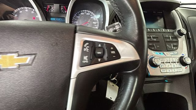 2015 Silver Ice Metallic Chevrolet Equinox LT FWD SUV
