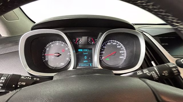 2015 Silver Ice Metallic Chevrolet Equinox LT FWD SUV