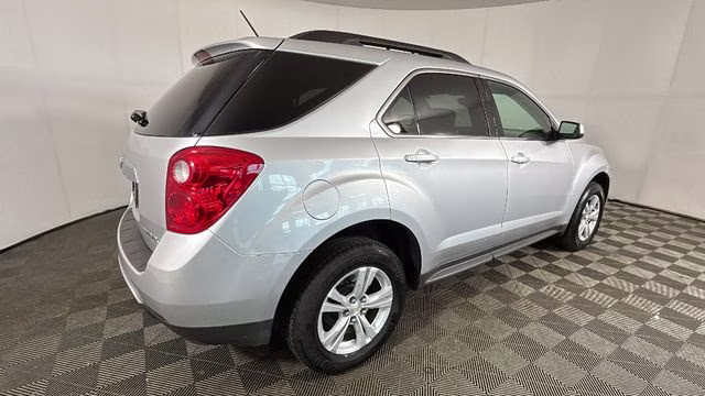 2015 Silver Ice Metallic Chevrolet Equinox LT FWD SUV