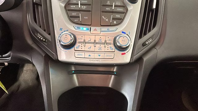 2015 Silver Ice Metallic Chevrolet Equinox LT FWD SUV