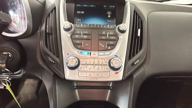 2015 Silver Ice Metallic Chevrolet Equinox LT FWD SUV