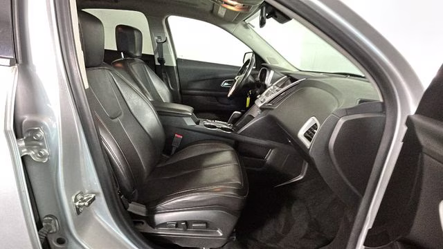 2015 Silver Ice Metallic Chevrolet Equinox LT FWD SUV
