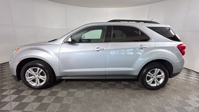 2015 Silver Ice Metallic Chevrolet Equinox LT FWD SUV