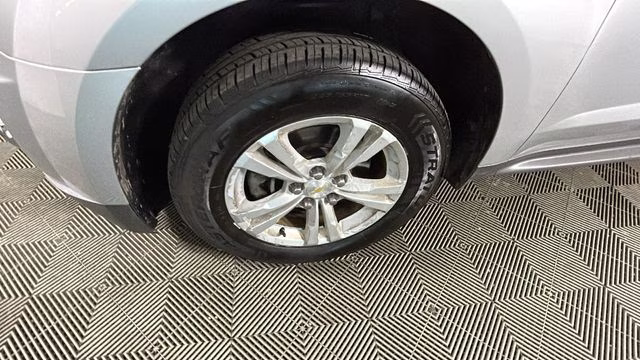 2015 Silver Ice Metallic Chevrolet Equinox LT FWD SUV
