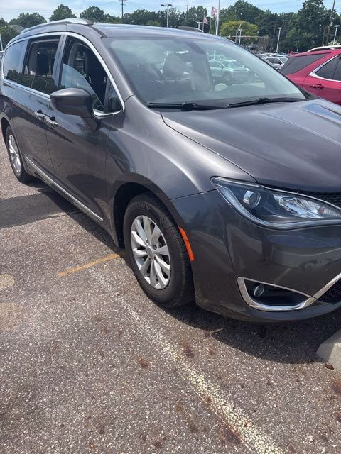 2018 Granite Crystal Metallic Clearcoat Chrysler Pacifica Touring L FWD Van