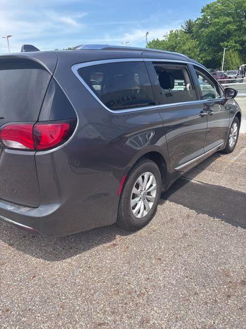2018 Granite Crystal Metallic Clearcoat Chrysler Pacifica Touring L FWD Van
