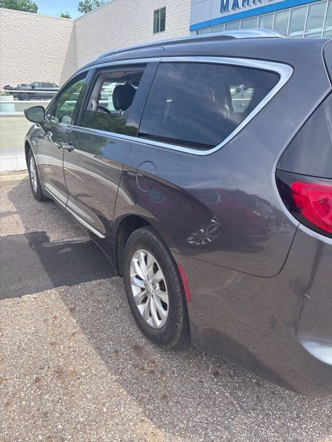 2018 Granite Crystal Metallic Clearcoat Chrysler Pacifica Touring L FWD Van