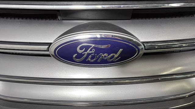 2016 Magnetic Ford Edge SE FWD SUV
