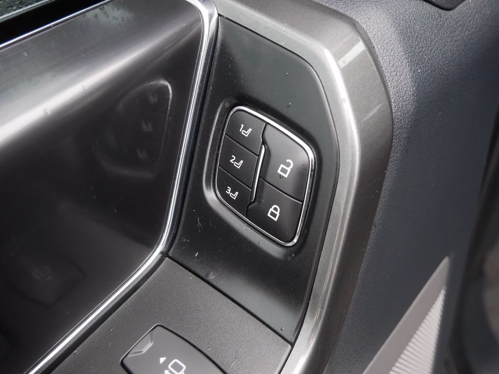 2022 Oxford White Ford F-150 Lariat 4X4 Truck