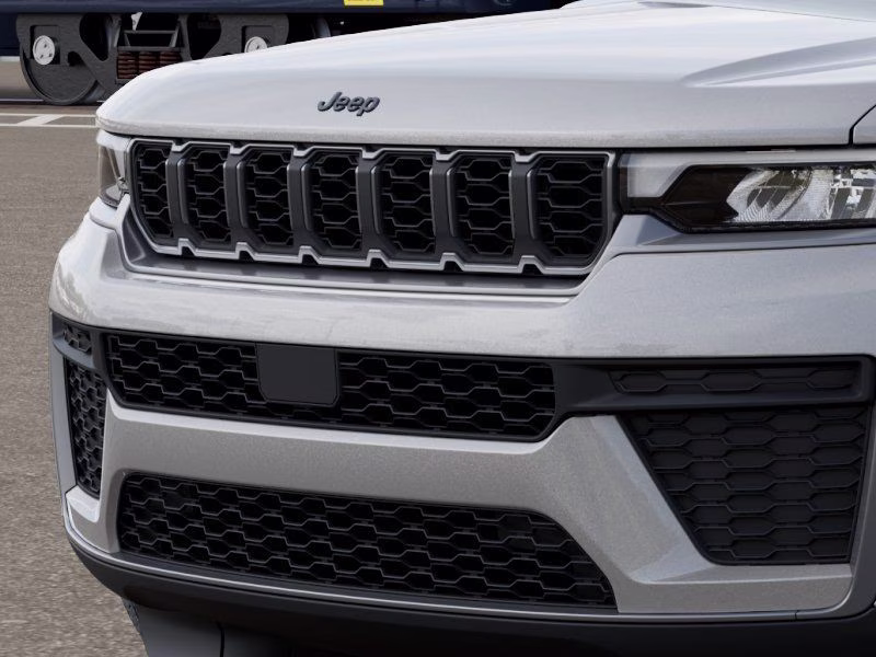 2026 Silver Zynith Jeep Grand Cherokee Laredo Altitude 4X4 SUV