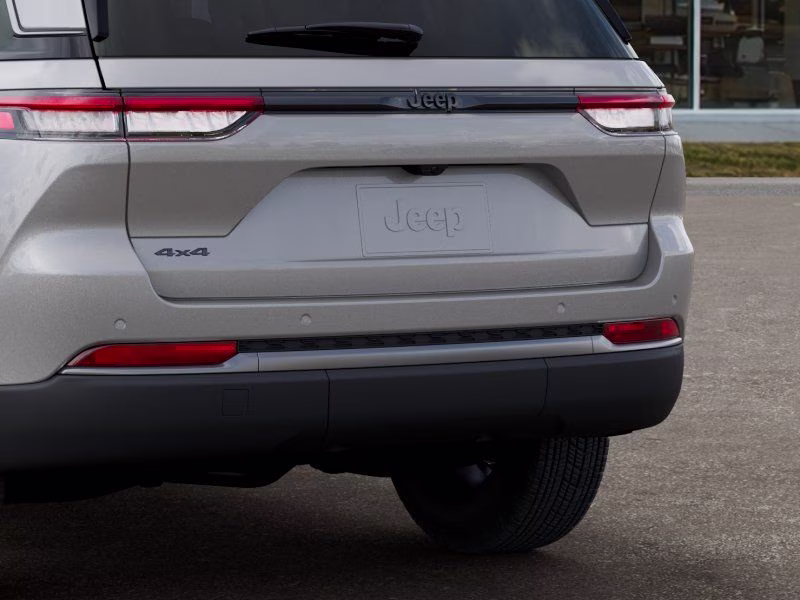 2026 Silver Zynith Jeep Grand Cherokee Laredo Altitude 4X4 SUV