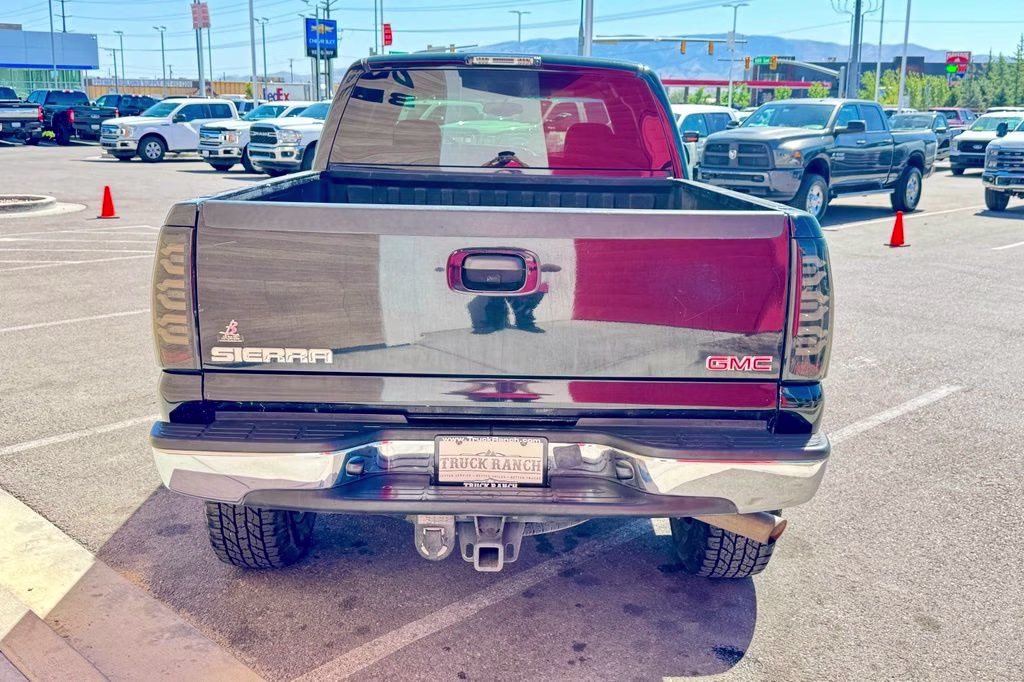 2005 Onyx Black GMC Sierra 2500HD SLT RWD Truck