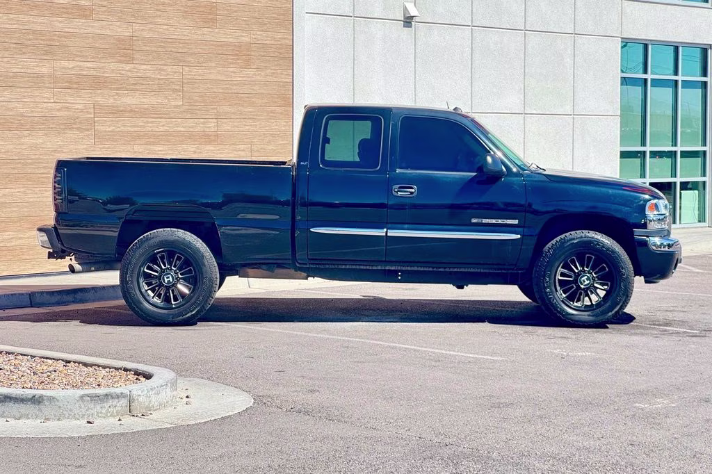 2005 Onyx Black GMC Sierra 2500HD SLT RWD Truck