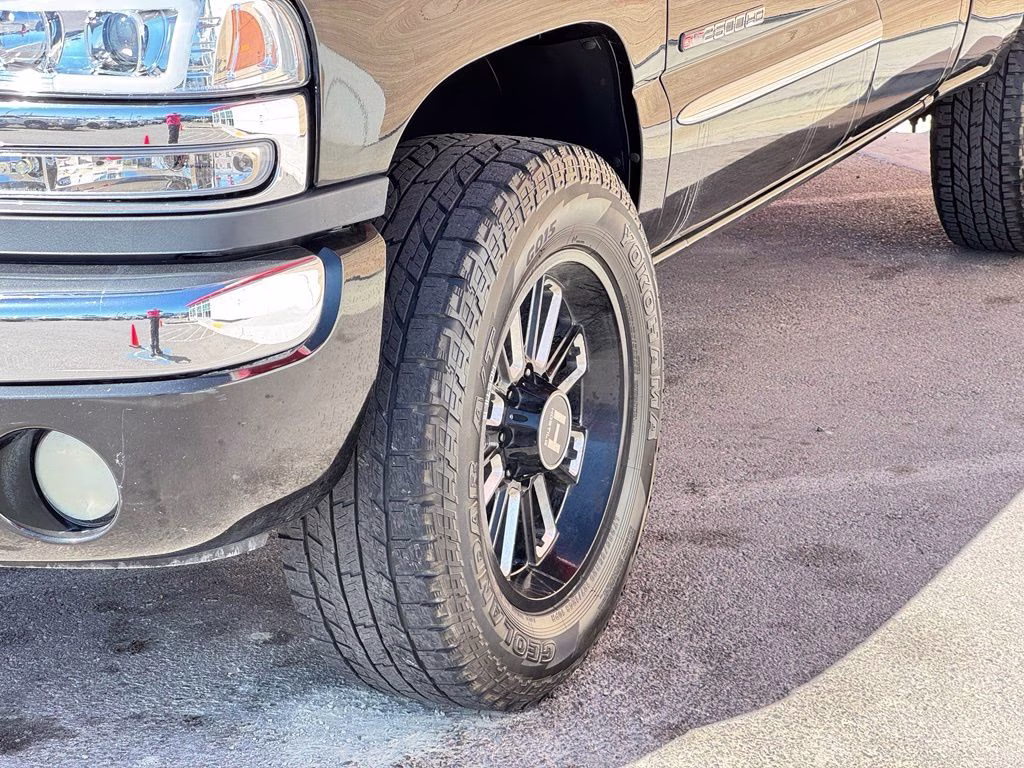 2005 Onyx Black GMC Sierra 2500HD SLT RWD Truck