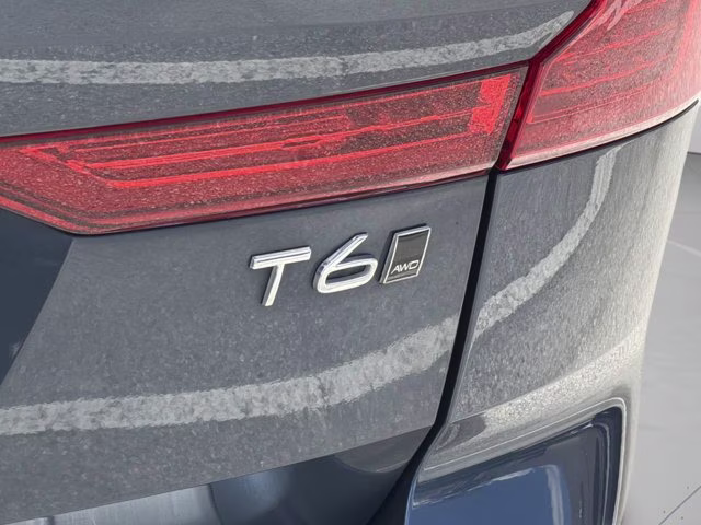2021 Denim Blue Metallic Volvo XC60 T6 Momentum AWD SUV