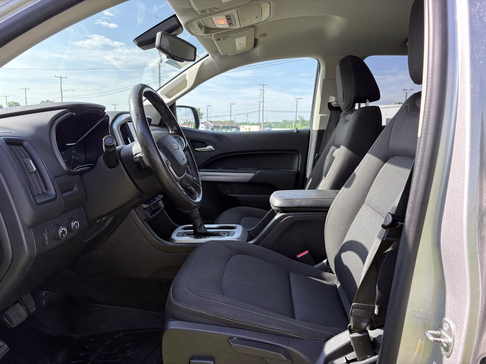 2019 Silver Ice Metallic Chevrolet Colorado 4WD LT 4X4 Truck