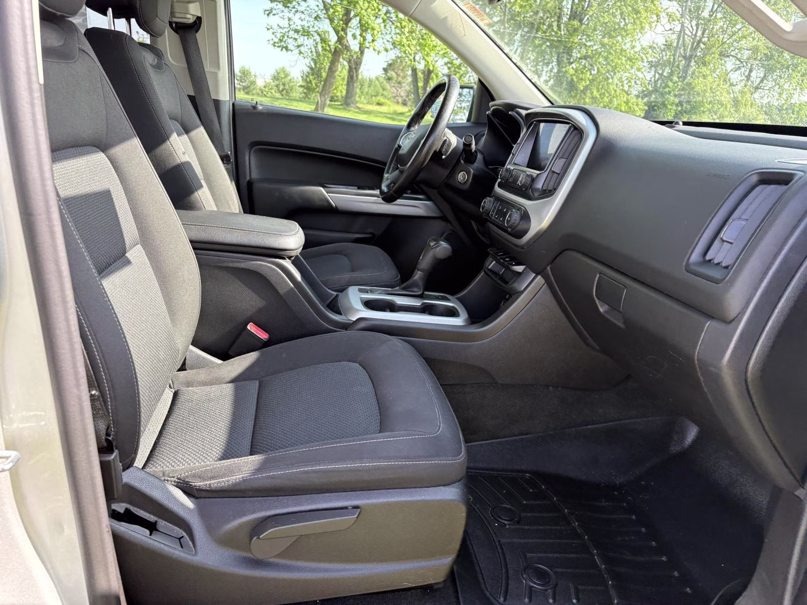 2019 Silver Ice Metallic Chevrolet Colorado 4WD LT 4X4 Truck
