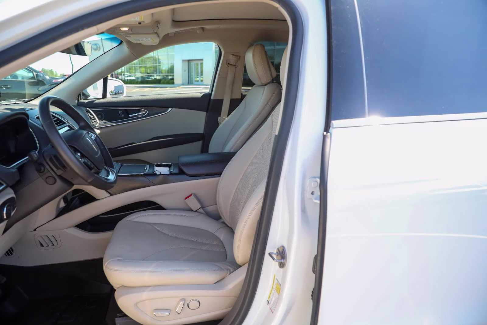 2020 Pristine White Lincoln Nautilus Reserve AWD SUV