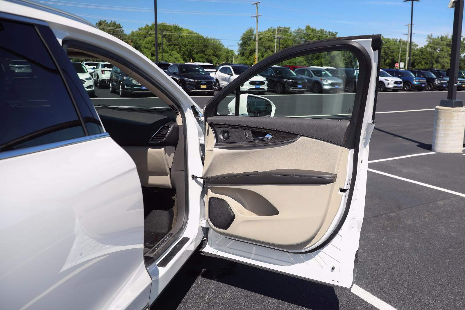2020 Pristine White Lincoln Nautilus Reserve AWD SUV