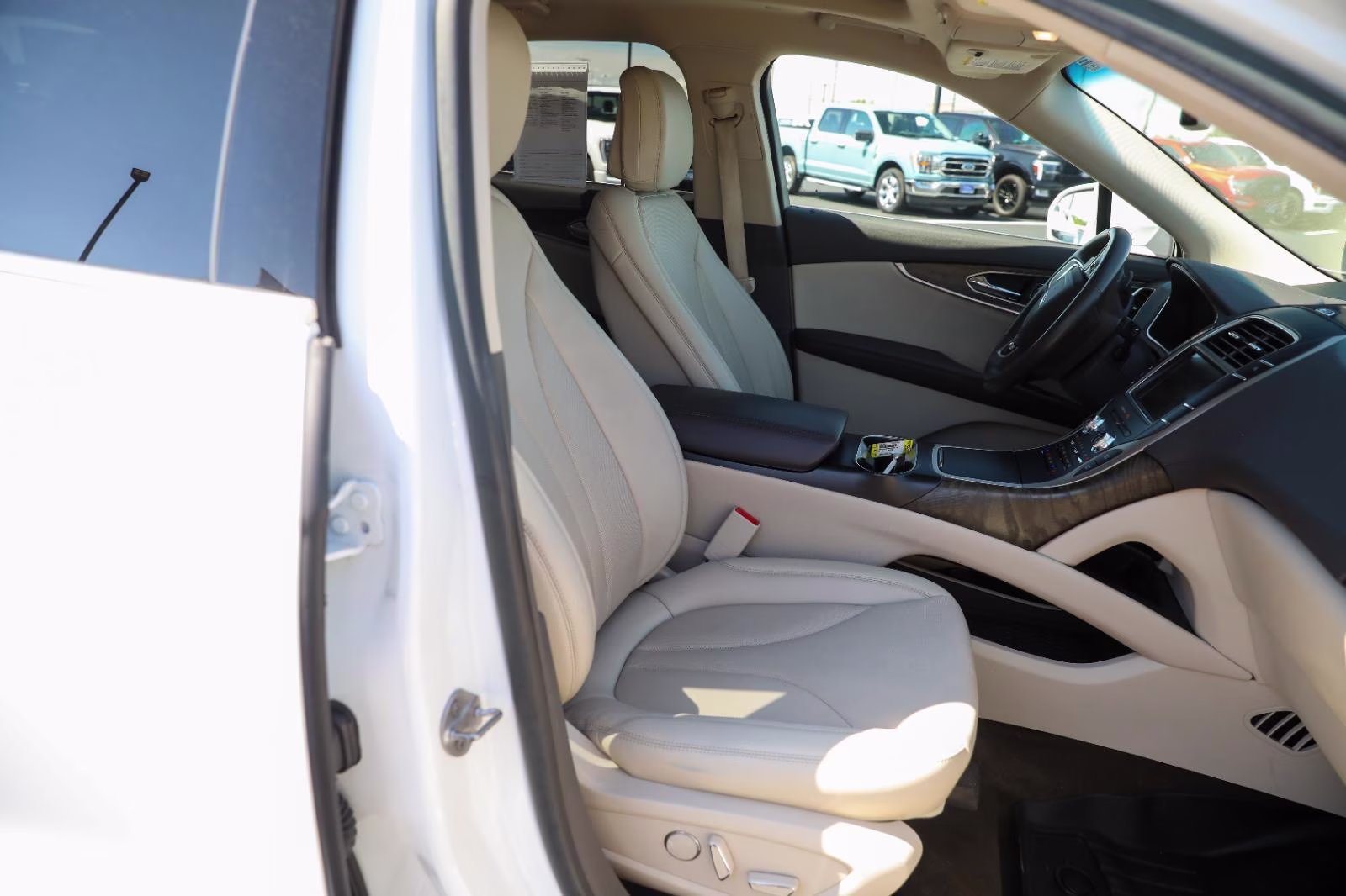 2020 Pristine White Lincoln Nautilus Reserve AWD SUV