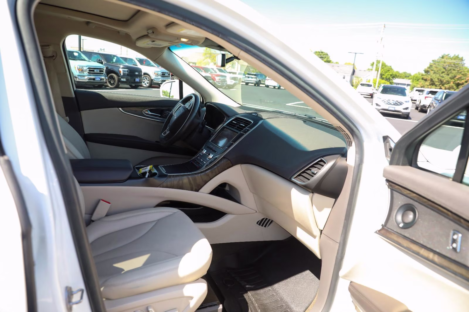 2020 Pristine White Lincoln Nautilus Reserve AWD SUV