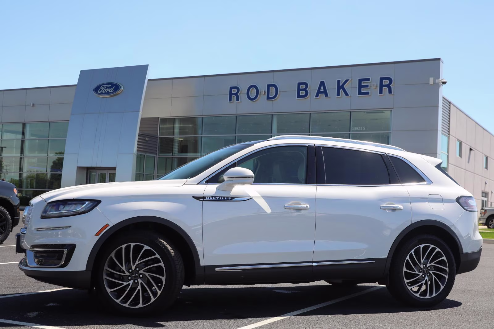 2020 Pristine White Lincoln Nautilus Reserve AWD SUV