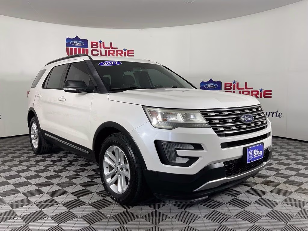 2017 White Platinum Clearcoat Metallic Ford Explorer XLT FWD SUV