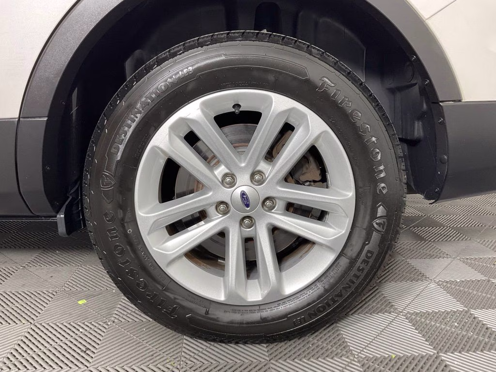 2017 White Platinum Clearcoat Metallic Ford Explorer XLT FWD SUV