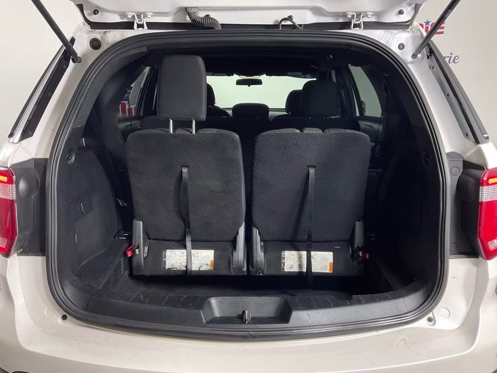 2017 White Platinum Clearcoat Metallic Ford Explorer XLT FWD SUV