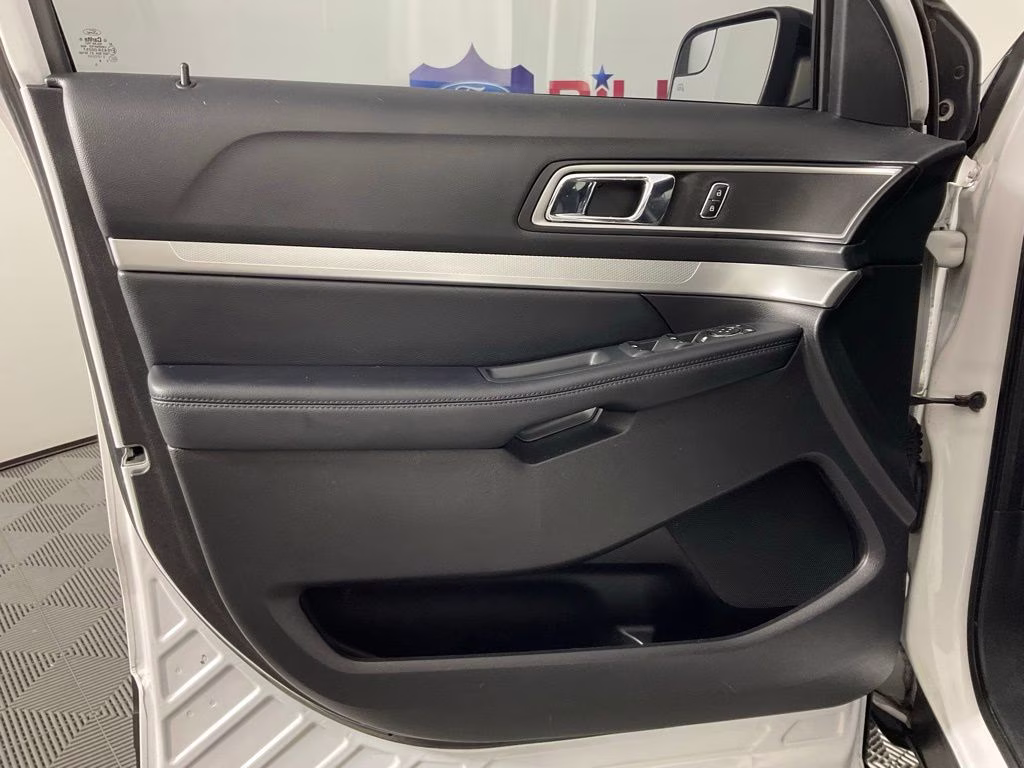 2017 White Platinum Clearcoat Metallic Ford Explorer XLT FWD SUV