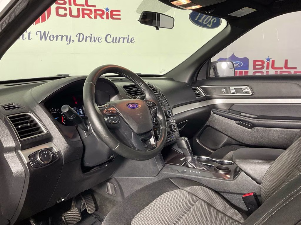 2017 White Platinum Clearcoat Metallic Ford Explorer XLT FWD SUV