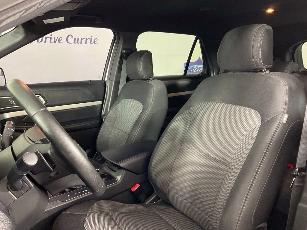 2017 White Platinum Clearcoat Metallic Ford Explorer XLT FWD SUV
