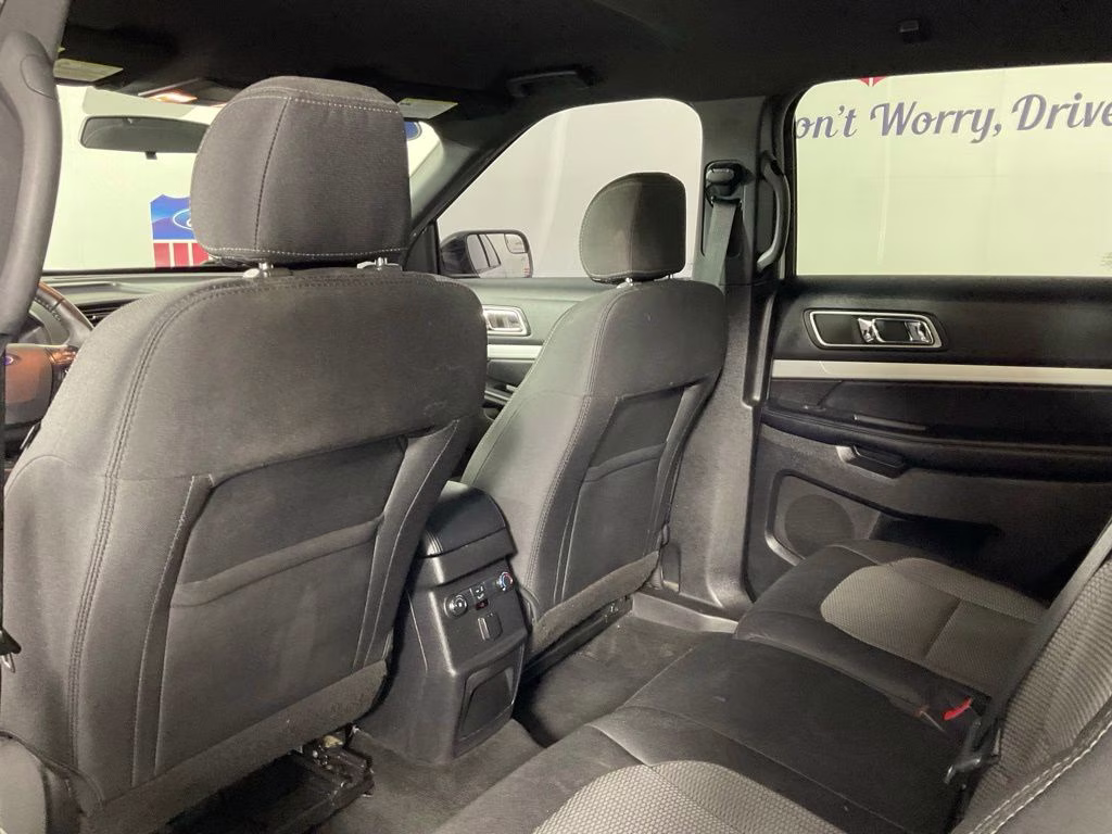 2017 White Platinum Clearcoat Metallic Ford Explorer XLT FWD SUV