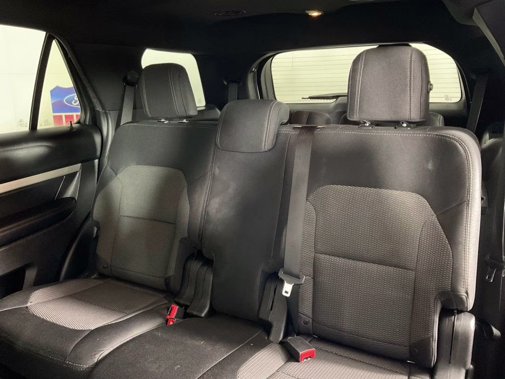2017 White Platinum Clearcoat Metallic Ford Explorer XLT FWD SUV