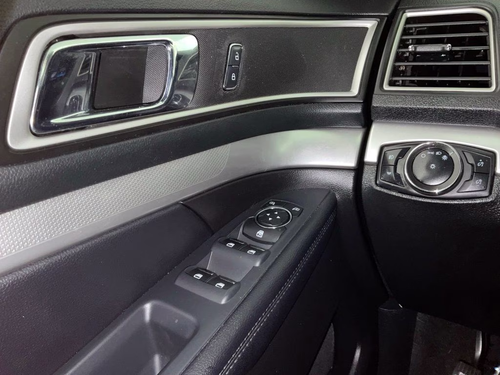 2017 White Platinum Clearcoat Metallic Ford Explorer XLT FWD SUV