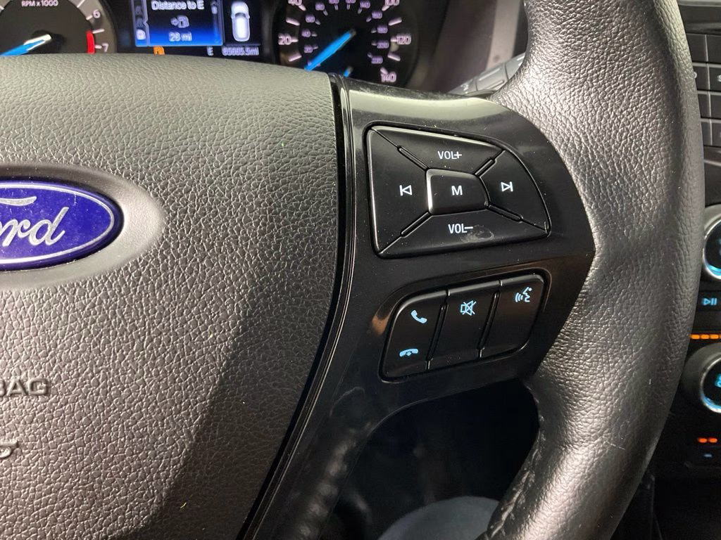 2017 White Platinum Clearcoat Metallic Ford Explorer XLT FWD SUV
