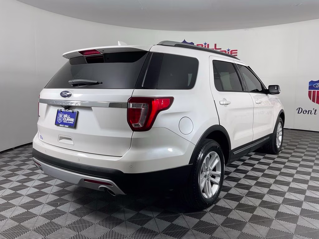 2017 White Platinum Clearcoat Metallic Ford Explorer XLT FWD SUV
