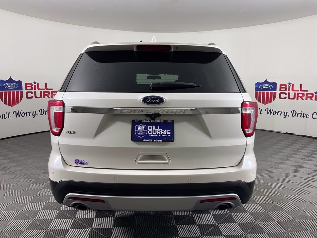 2017 White Platinum Clearcoat Metallic Ford Explorer XLT FWD SUV