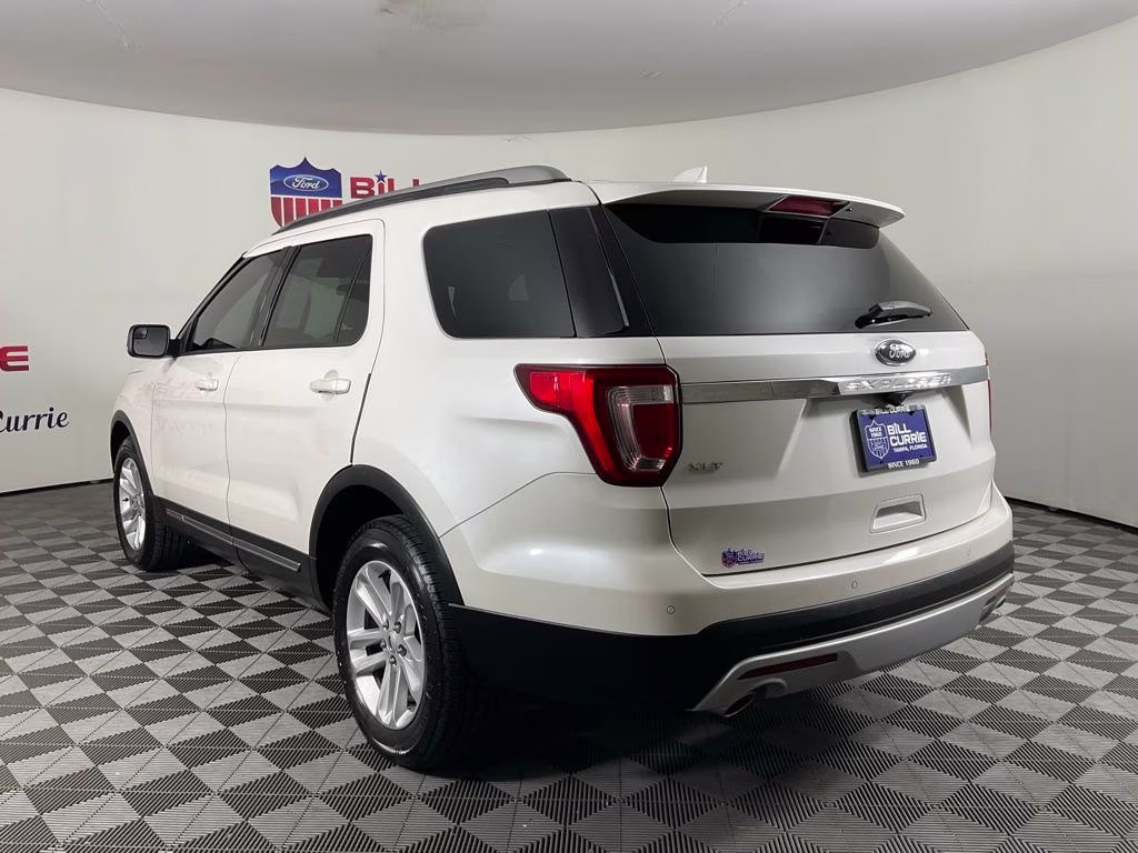 2017 White Platinum Clearcoat Metallic Ford Explorer XLT FWD SUV